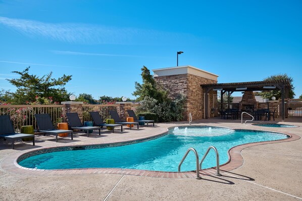 Außenpool, Sonnenschirme, Liegestühle