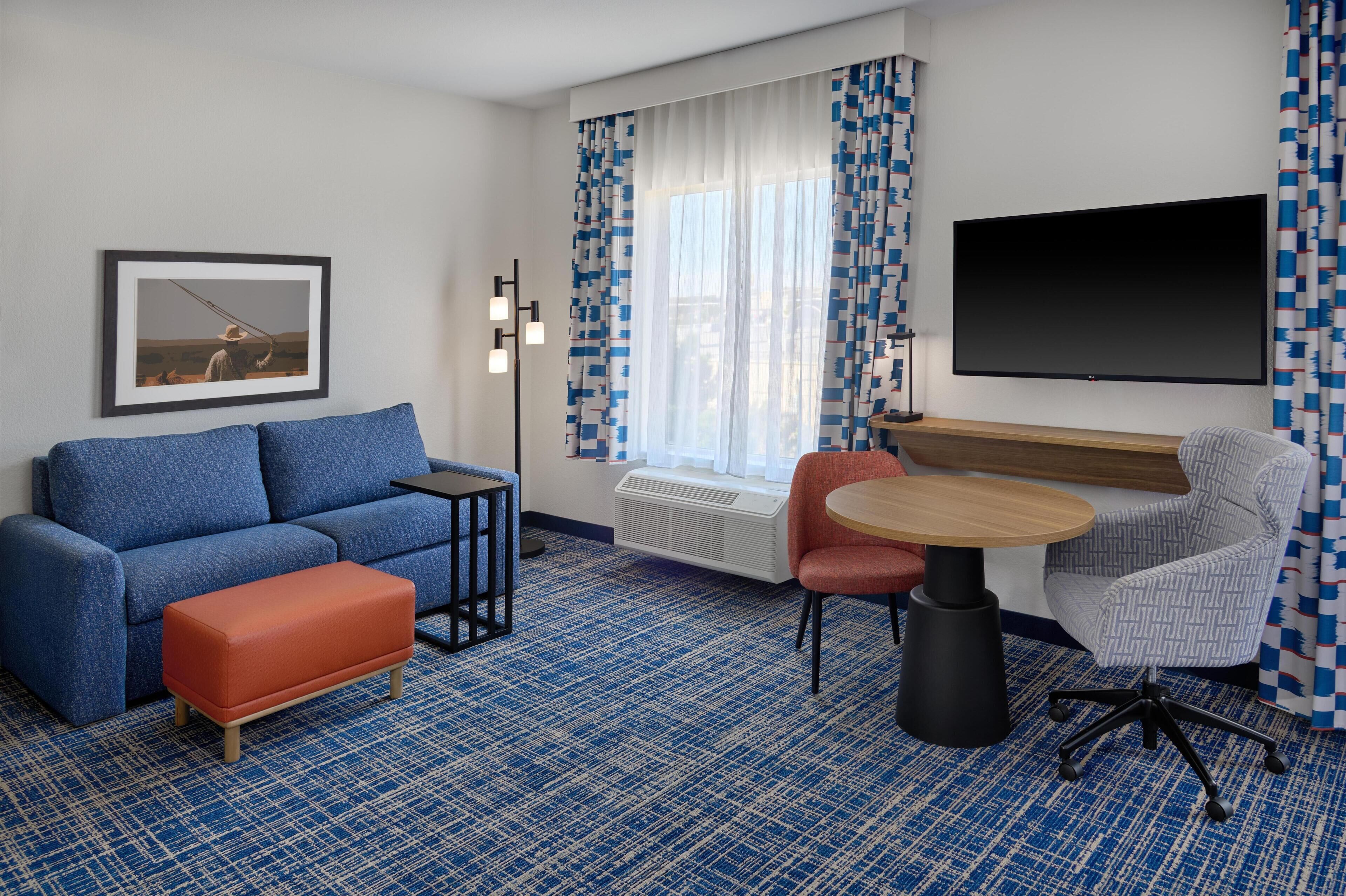 객실 내 금고, 책상, 암막 커튼, 다리미/다리미판