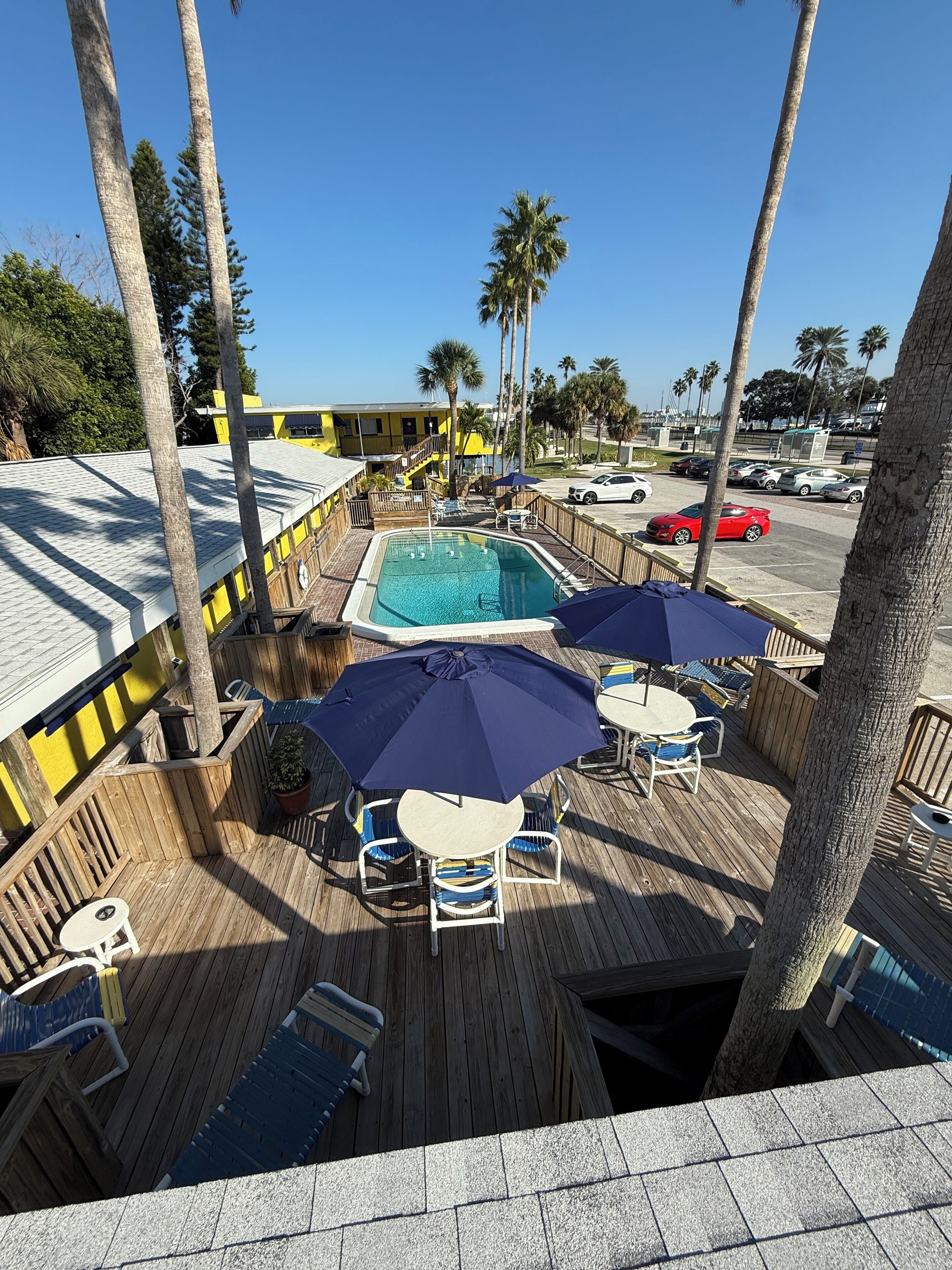 Una piscina al aire libre, sillones reclinables de piscina