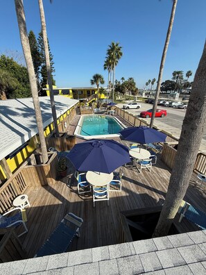 Piscina externa, espreguiçadeiras