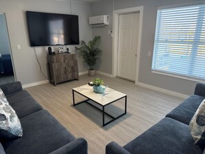 Apartamento, 2 quartos | Área de estar | TV 32 polegadas com canais a cabo