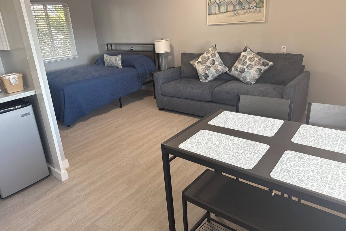Deluxe Room, 1 Queen Bed with Sofa bed | Iron/ironing board, free WiFi, bed sheets