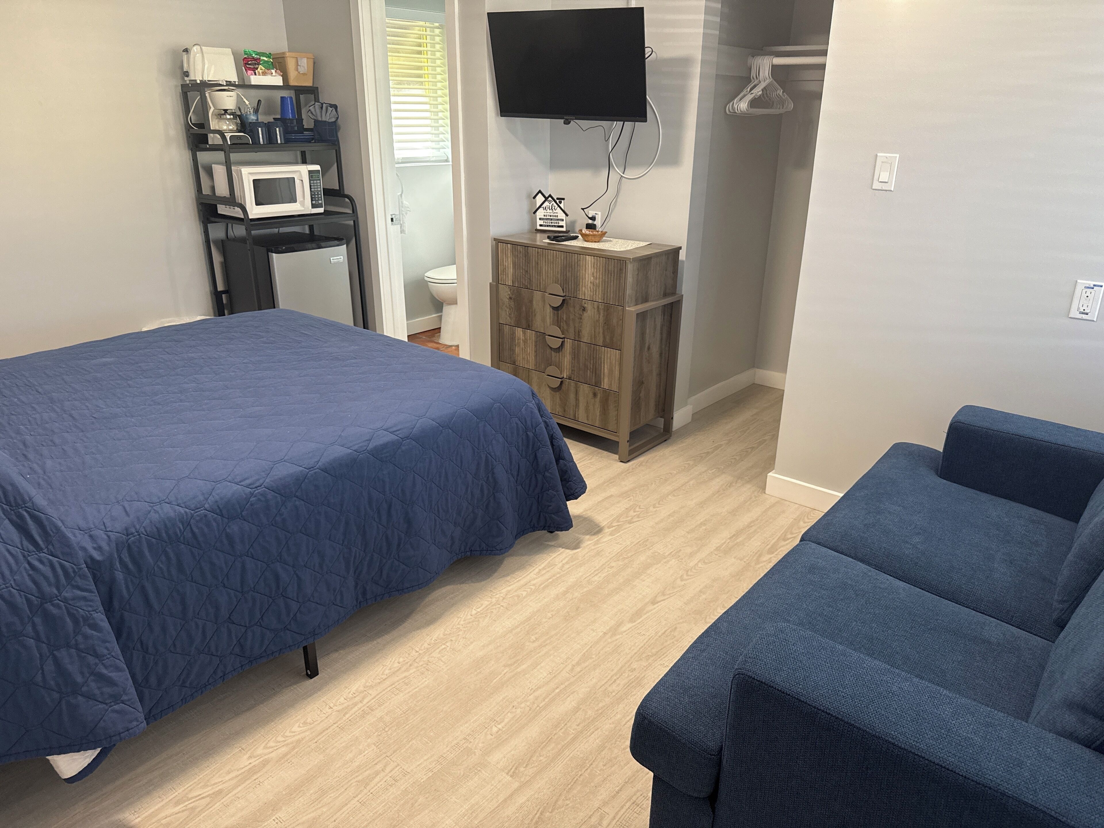 Standard Room, 1 Queen Bed | Iron/ironing board, free cribs/infant beds, free WiFi, bed sheets