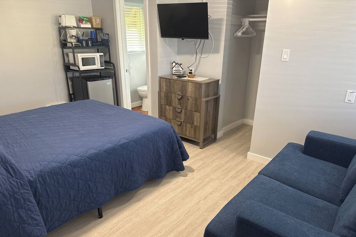 Standard Room, 1 Queen Bed | Iron/ironing board, free WiFi, bed sheets