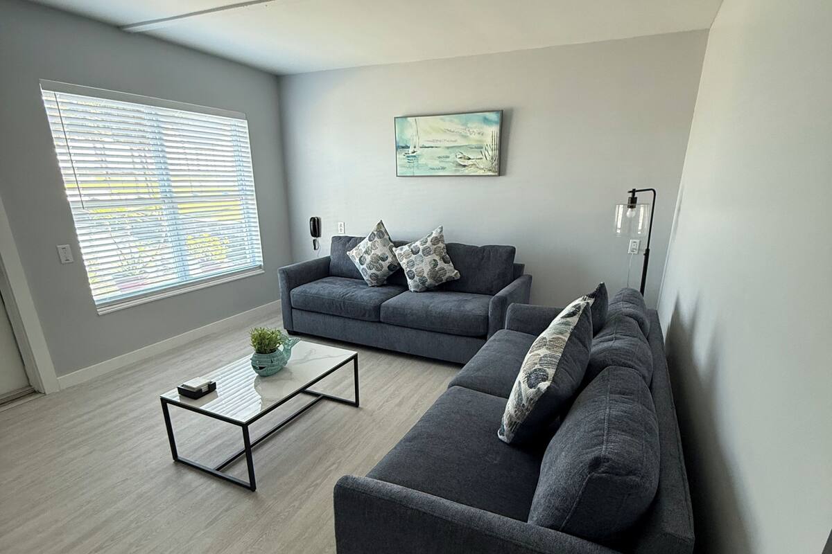 Apartment, 2 Bedrooms | Living room | 32-inch TV with cable channels