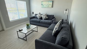 Leilighet, 2 soverom | Oppholdsrom | En 32-tommers TV med kabel-kanaler