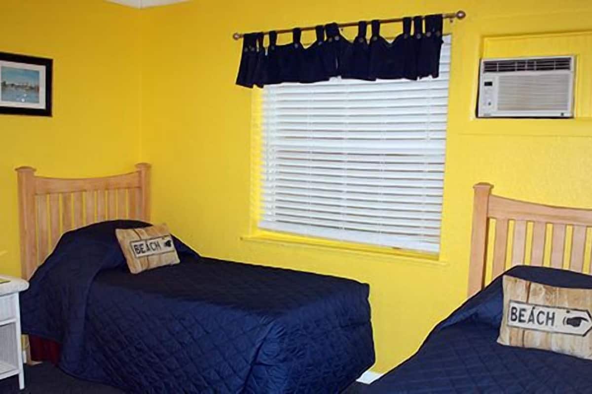 Apartment, 2 Bedrooms | Iron/ironing board, free cribs/infant beds, free WiFi, bed sheets