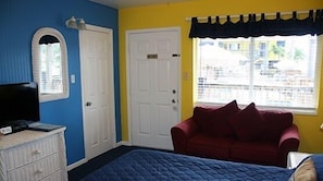 Quarto standard, 1 cama Queen | Ferros/tábuas de passar roupa, berços grátis, Wi-Fi de cortesia