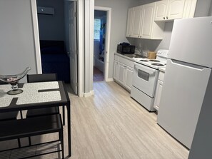 Apartamento, 2 quartos | Cozinha privada | Micro-ondas, cafeteira/chaleira