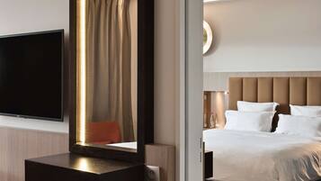 Premium bedding, in-room safe, desk, laptop workspace