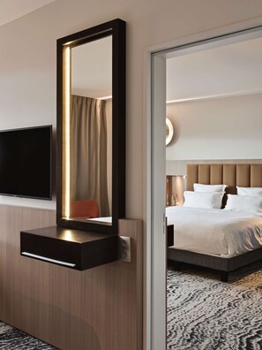 Premium bedding, in-room safe, desk, laptop workspace - DoubleTree by Hilton Lyon Eurexpo & Spa (Saint-Priest)