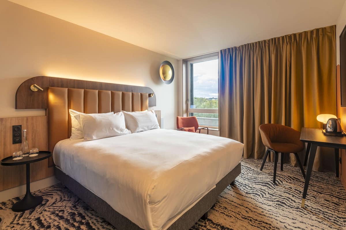 Premium bedding, in-room safe, desk, blackout drapes