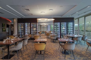 Se sirven desayunos, almuerzos y cocina francesa (con vistas al jardín)