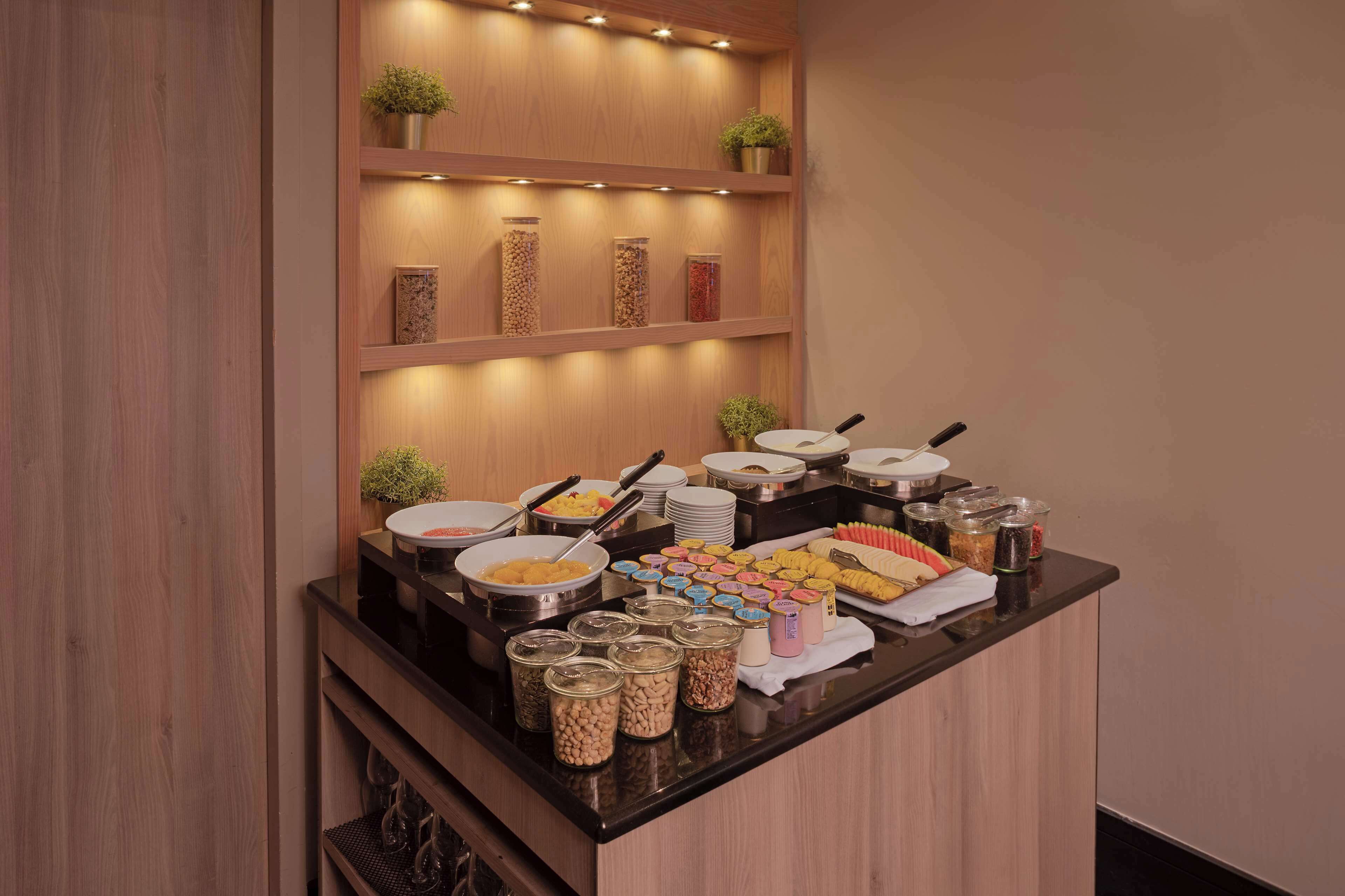 Un buffet proposant une variété de plats et de présentoirs.