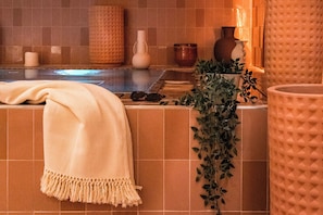 Couples treatment rooms, sauna, hot tub, steam room, hot stone massages - DoubleTree by Hilton Lyon Eurexpo & Spa (Saint-Priest)