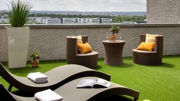 Suite, 1 kingsize bed, terras | Luxe beddengoed, een kluis op de kamer, een bureau