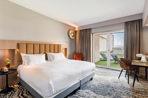 Ropa de cama de alta calidad y caja de seguridad en la habitación 