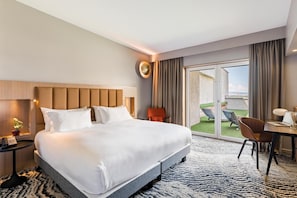 Suite, 1 cama de matrimonio grande, terraza | Ropa de cama de alta calidad, caja fuerte, escritorio y cortinas opacas