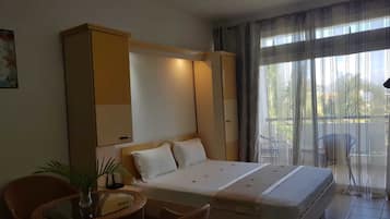 Studio, Balcony