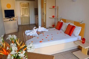 In-room safe, individually furnished, blackout drapes, soundproofing - West Coast View Spa (Flic-en-Flac)