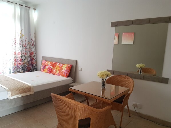 Studio, balkon (for 3) | Een kluis op de kamer, individueel gemeubileerd