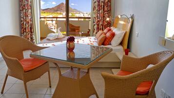 Caja de seguridad en la habitación y muebles diferentes