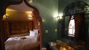 Ein Hotelzimmer mit einem Bett, einem großen Spiegel und einem Waschbecken.