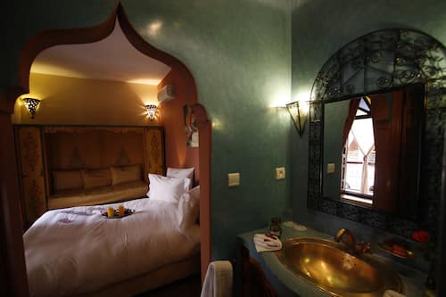 Shower, free toiletries, hair dryer, bathrobes