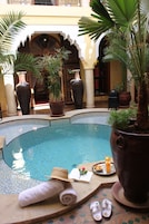 Una piscina cubierta