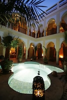 Una piscina cubierta