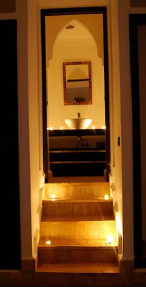 Premium Suite, 1 Bedroom | Bathroom | Shower, hair dryer, towels - Riad Hannah (Marrakech)