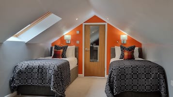 Exclusieve suite, uitzicht op heuvels | Individueel gedecoreerd, individueel gemeubileerd, een bureau