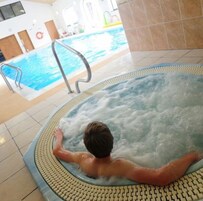 Un sauna, una bañera de hidromasaje, baño turco, tratamientos corporales