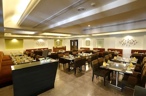 3 restaurants, breakfast, lunch, dinner served; Pan-Asian cuisine - Greenpark Hotel (Visakhapatnam)