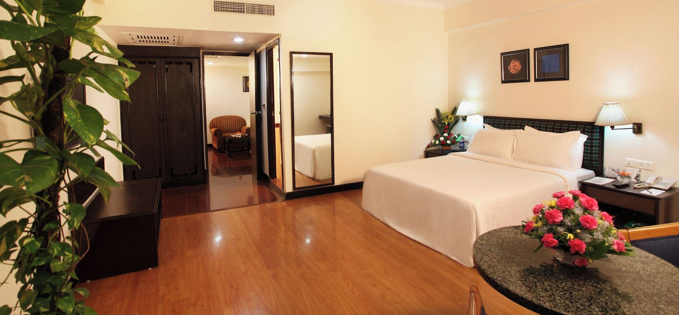 Minibar, escritorio, camas extra y wifi gratis 