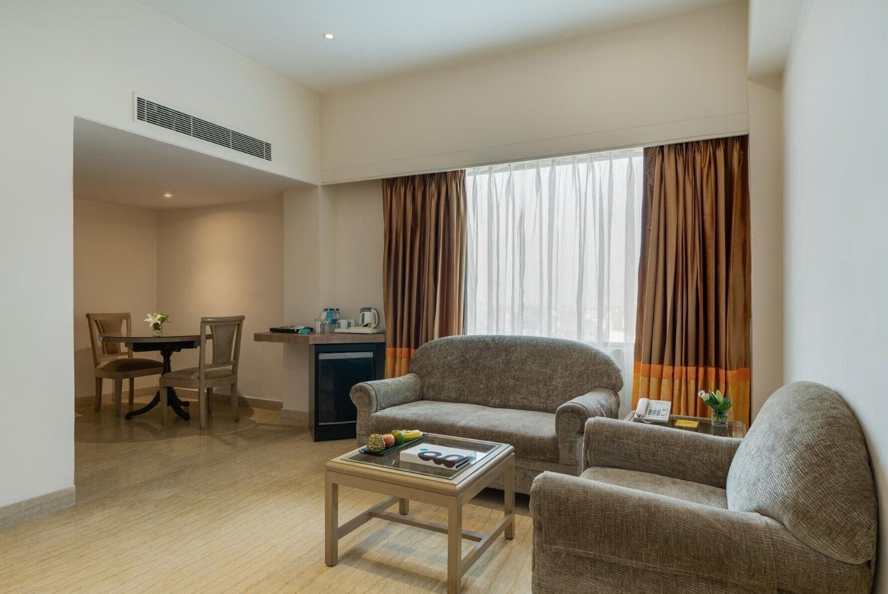 Een minibar, een bureau, extra bedden (toeslag), gratis wifi