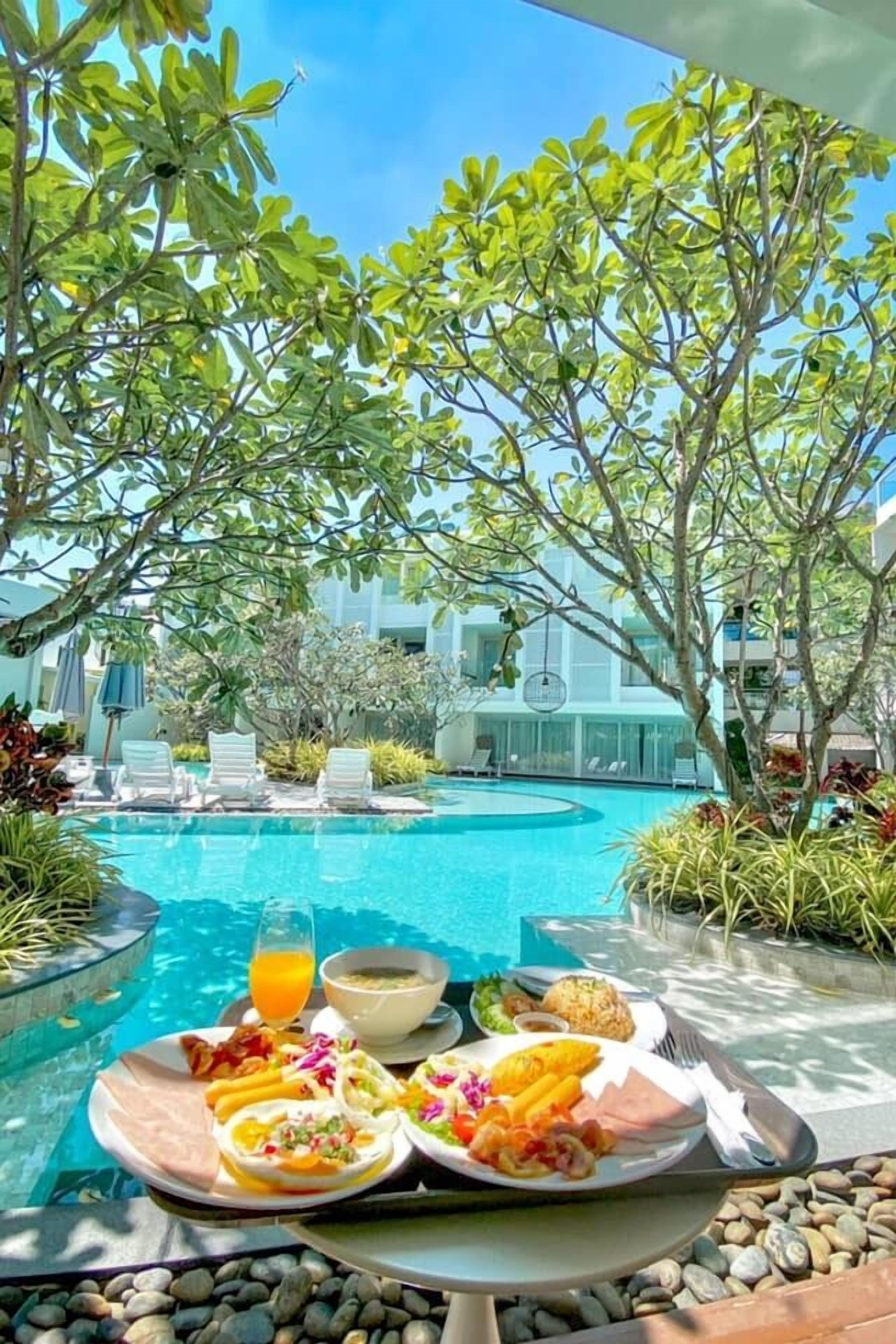 Deluxe Room, Poolside | Makan dalam bilik