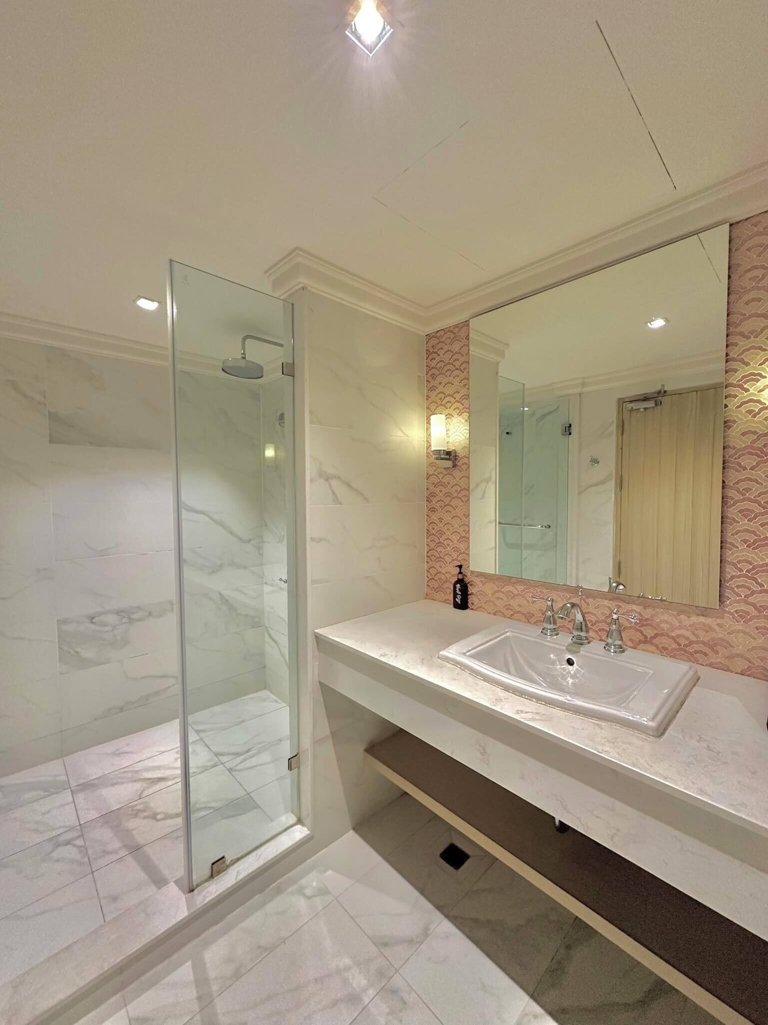 deluxe room, poolside | bathroom | hair dryer, slippers, towels