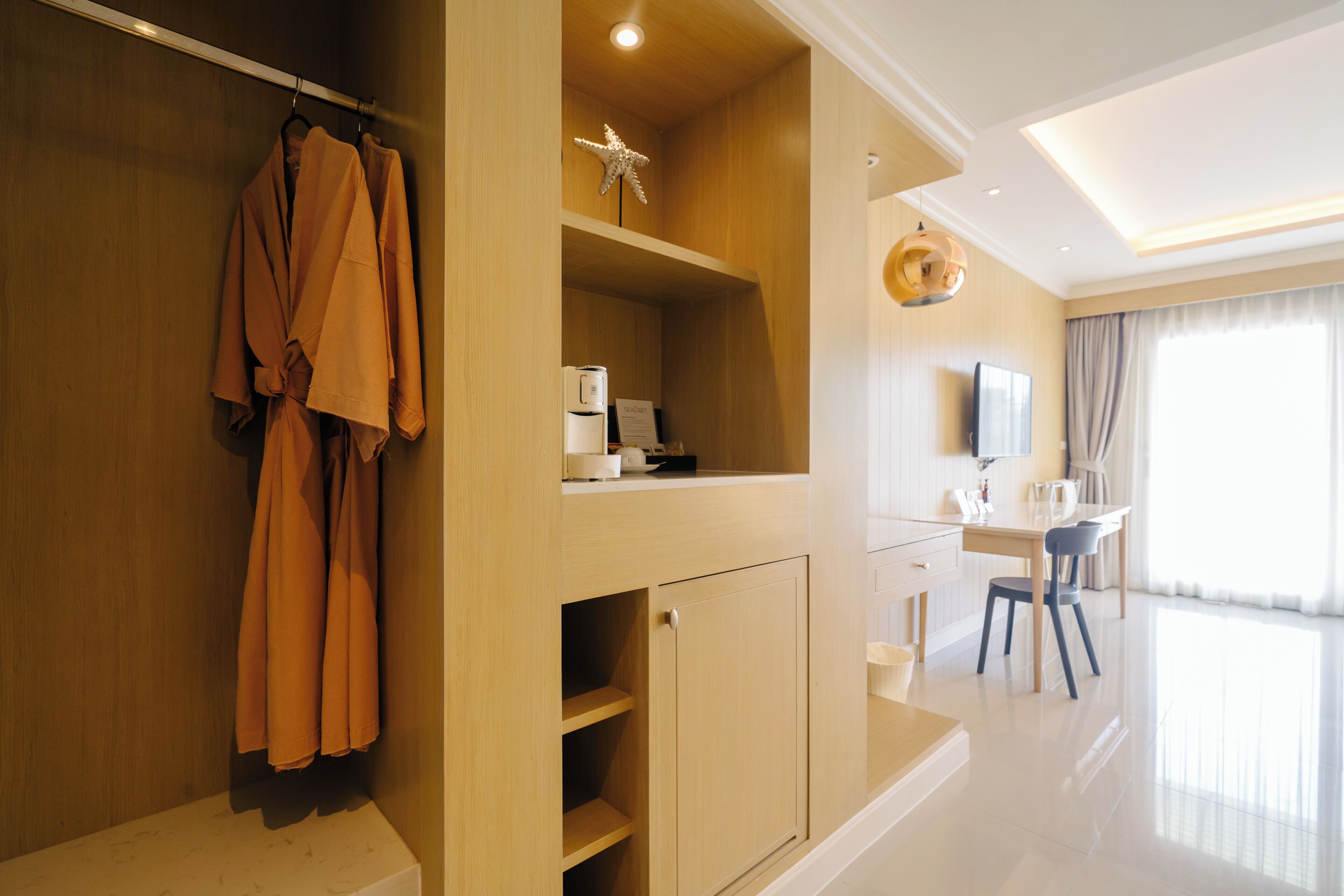 deluxe jacuzzi | 1 bedroom, minibar, in-room safe, desk