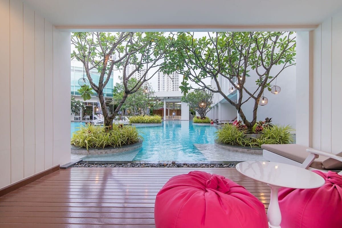 Minibar, caja de seguridad en la habitación y escritorio