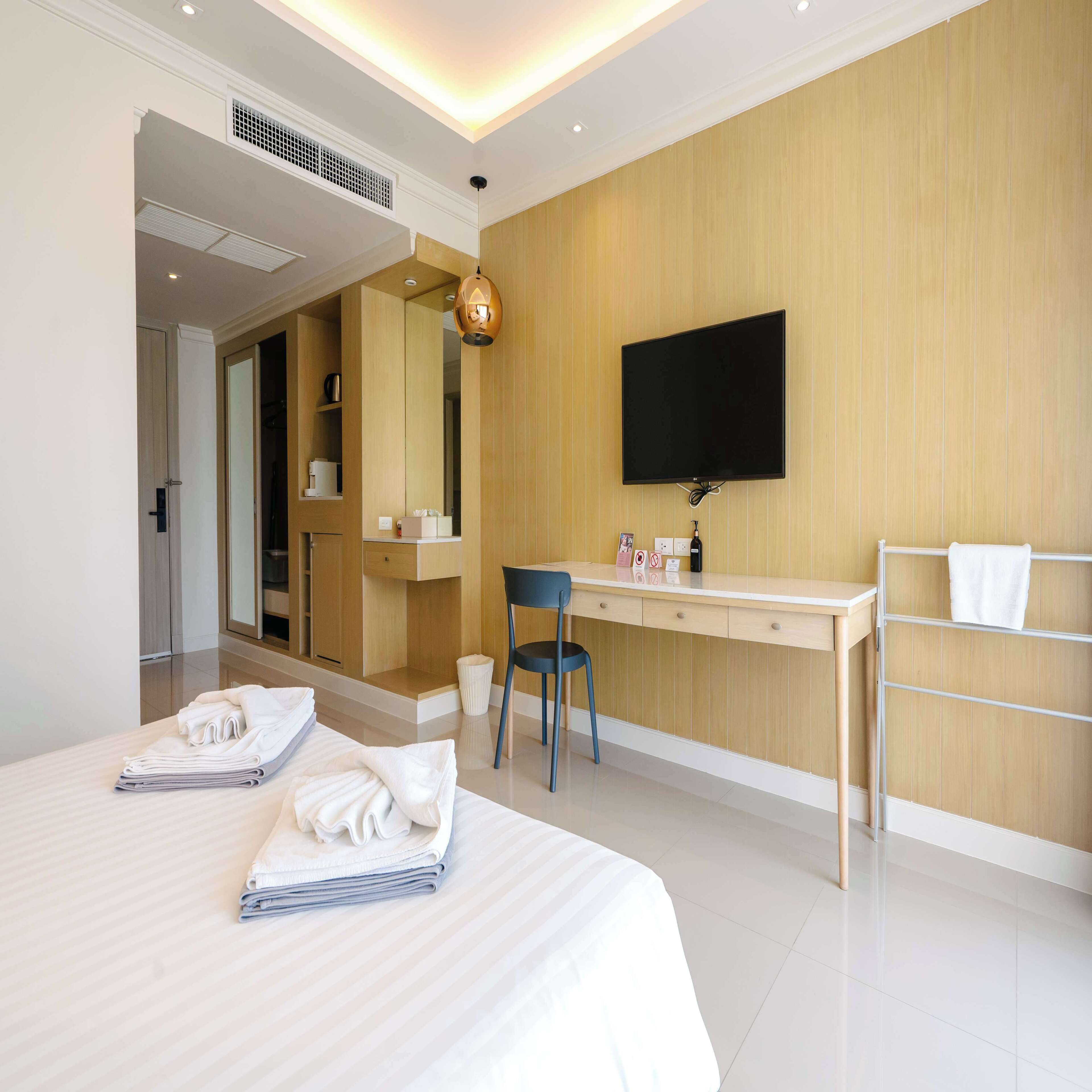 deluxe room, poolside | 1 bedroom, minibar, in-room safe, desk