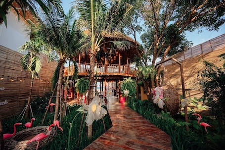 Lunch and dinner served, Thai cuisine