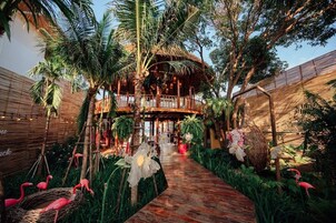 Lunch and dinner served, Thai cuisine