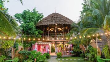 Lunch and dinner served, Thai cuisine