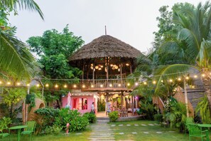 Lunch and dinner served, Thai cuisine