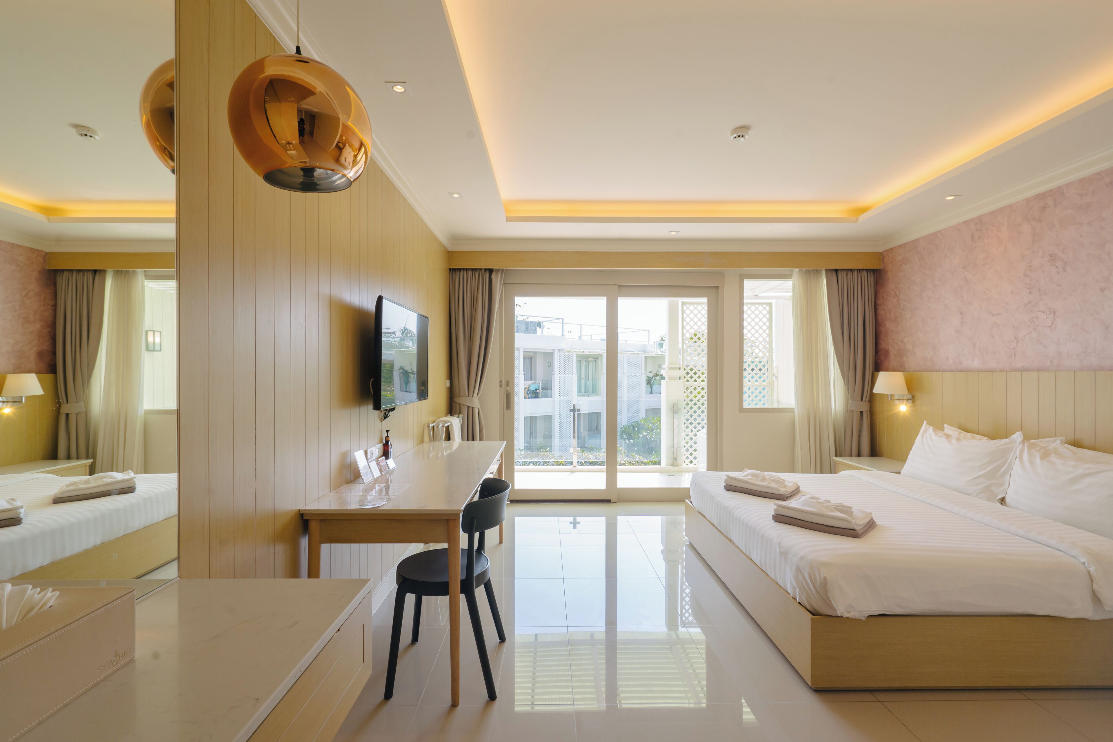 deluxe jacuzzi | 1 bedroom, minibar, in-room safe, desk