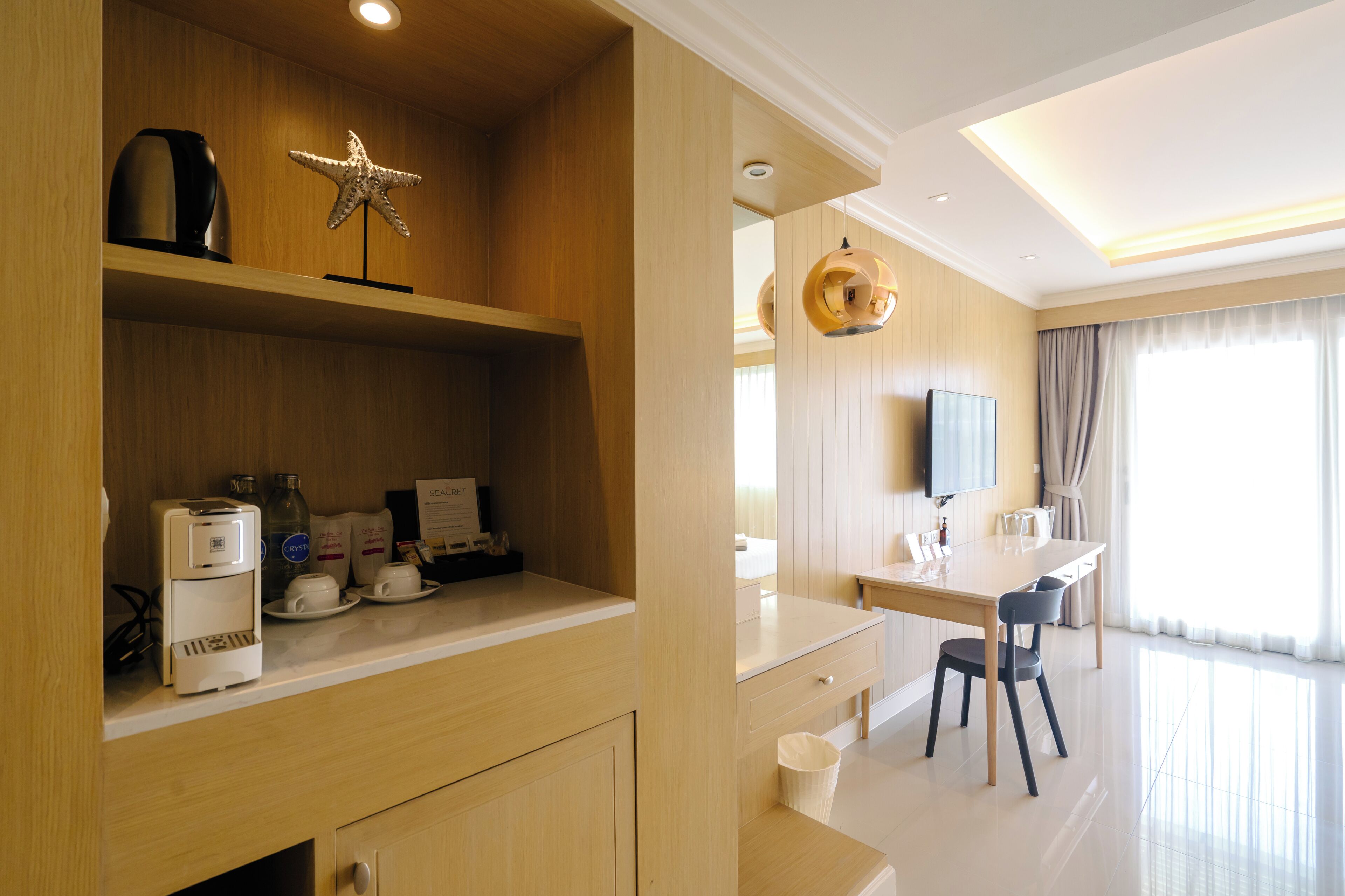 deluxe jacuzzi | 1 bedroom, minibar, in-room safe, desk