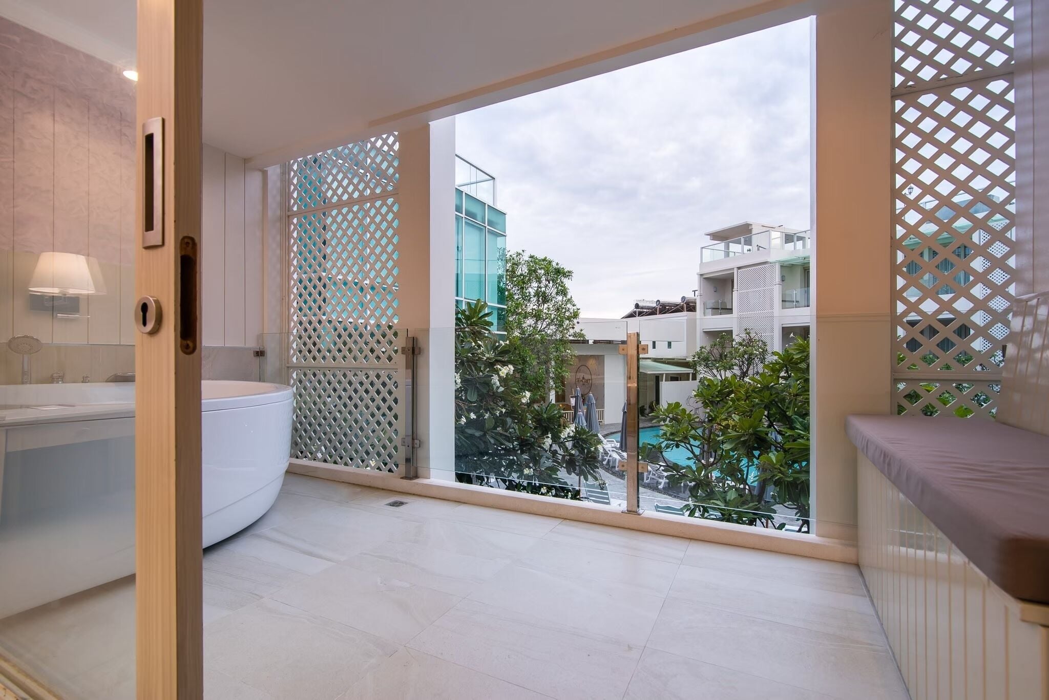 Deluxe Jacuzzi | Vista da sacada