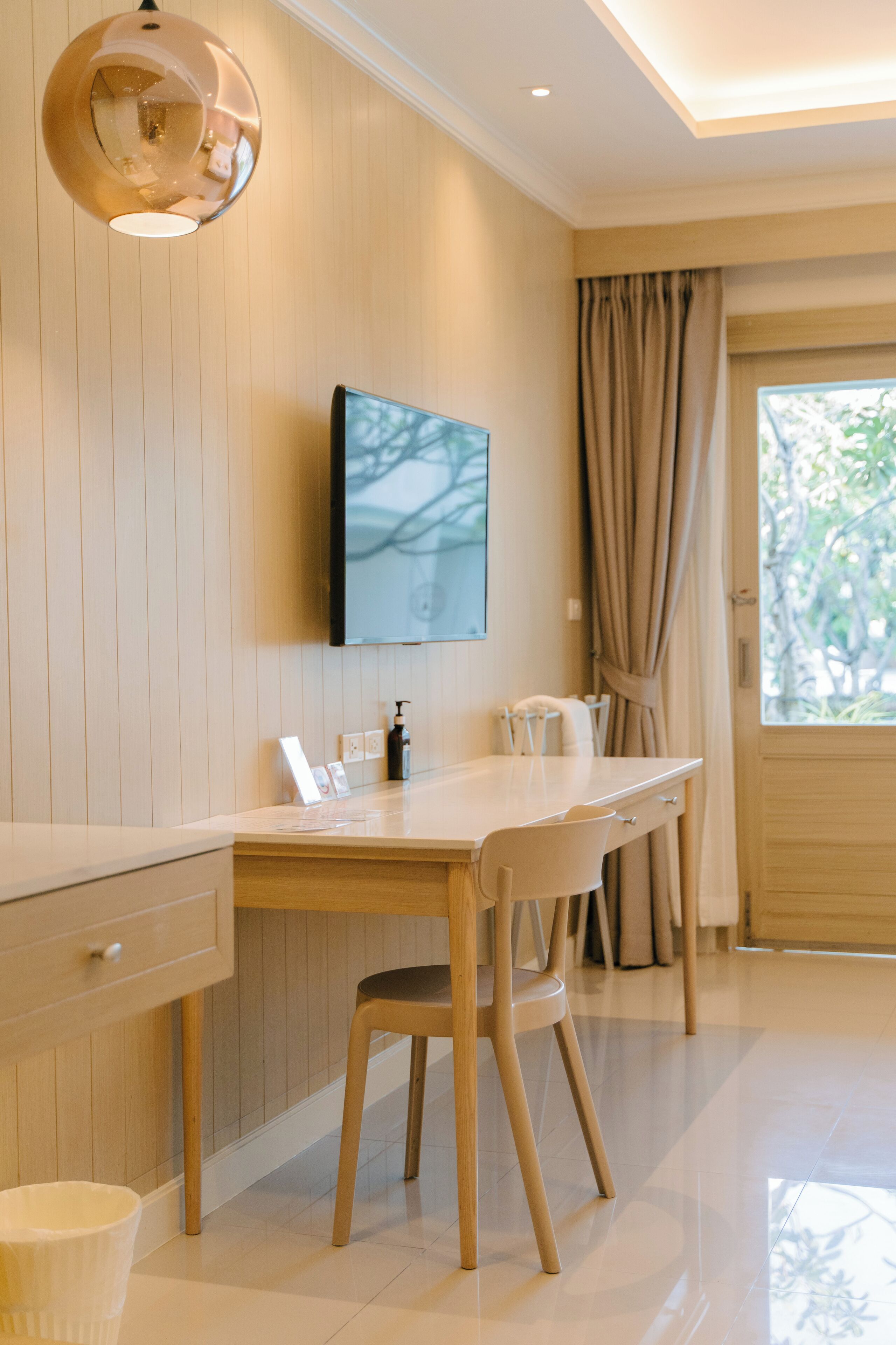 deluxe room, poolside | in-room business centre