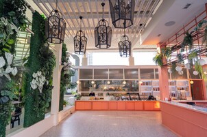 Päivittäinen buffetaamiainen (350 THB per henkilö)